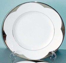 Vera Wang Lotus Accent Plate 9&quot; By Wedgwood Scalloped Platinum Leaf England New - $26.63