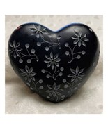 Vintage Heart Shaped Black Soapstone, with Gray Floral Design Paperweight - €19,57 EUR