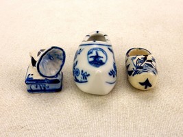 Lot of 3 Random Delfts Blue Miniature Trinkets, 2 Shoes And Phonograph, ... - $273.07 MXN