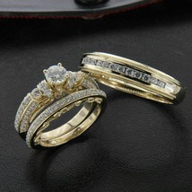 2 KT Rotondo Diamanti Finti Sposa Matrimonio Trio Set Anello 14k Giallo Dorato - £138.21 GBP
