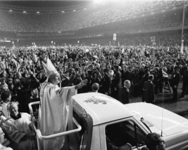 Pope John Paul II enters stadium during 1979 visit to United States Photo Print - £7.03 GBP+