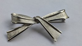 Vintage Signed Crown Trifari   Silver Tone Bow Ribbon Pin Brooch - £11.26 GBP