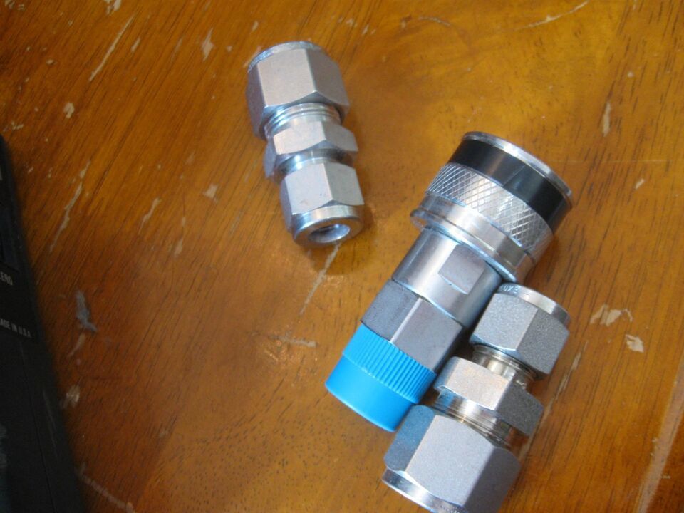NEW LOT 3 Fitting Valve Swagelok NICE   PN#-  316 QC6 / key 1 / 316-OLV - $22.79