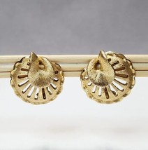 Vintage Monet Round Leaf Feather Brushed Gold-tone Clip-on Earrings 1&quot; S... - £17.11 GBP
