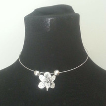 Women Metal Necklace with Flower Pendant Metal Wire 5.5&quot; diameter  - £7.71 GBP