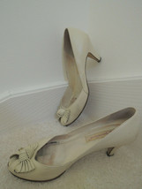 Ladies Shoes Size 8 1/2 M Beige Leather 2 1/2 &quot; High Heels $70 Value EUC - £7.78 GBP