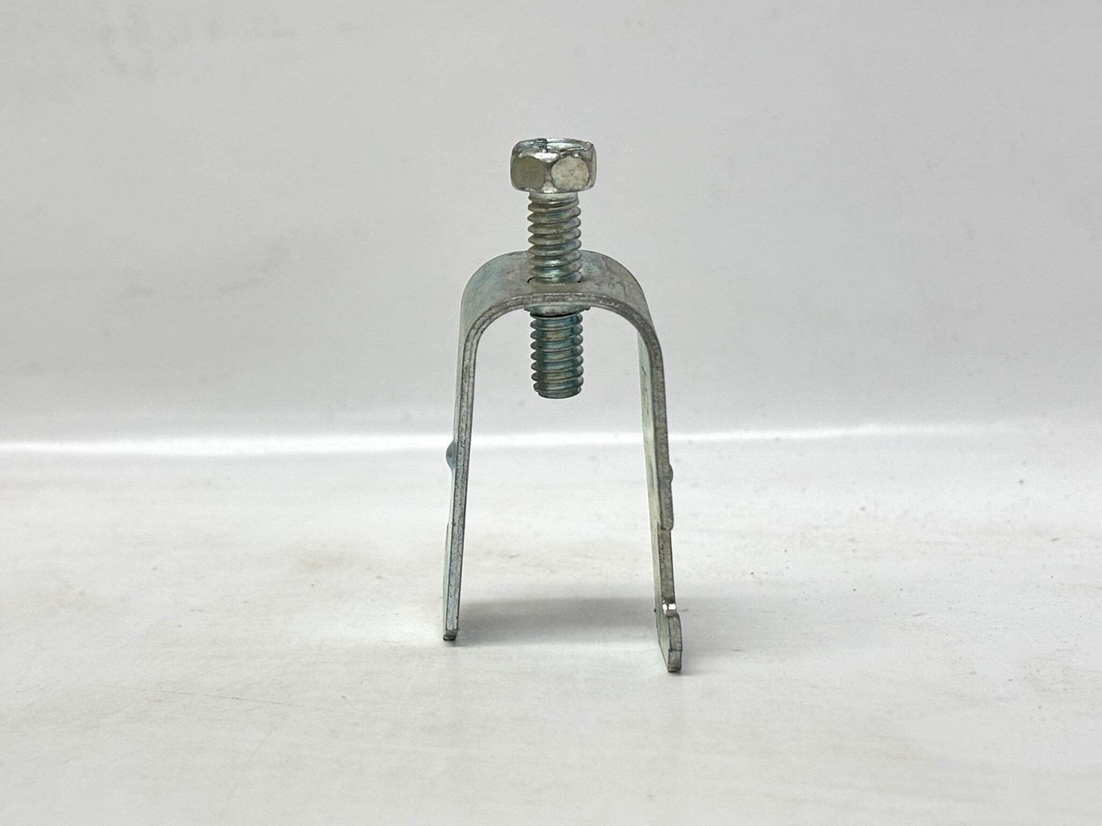 100PK nVent CADDY SCH8 One‑Piece Strut Clamp, ½″ EMT, Steel Item image 7