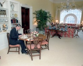 President Ronald Reagan eats lunch in the White House Residence New 8x10 Photo - £6.92 GBP