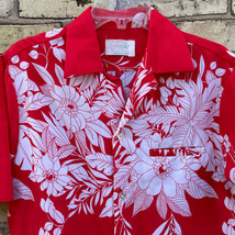 Sand Pebble Men&#39;s M Red Polyester Floral Tiki Tropical Flowers Hawaiian Shirt - £19.36 GBP