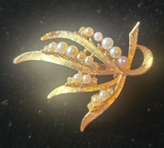 Unbranded Vintage Yellow Gold Tone Faux Pearl Rhinestone Leaf/Ribbon Bro... - $39.99