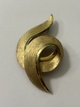 Vintage Crown Trifari Brushed Gold Tone Swirl Brooch - £10.25 GBP