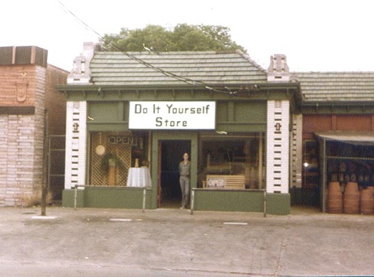 A welcome banner for DIY Store