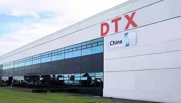 A welcome banner for DTX-AUTOPARTS's booth