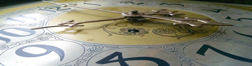 A welcome banner for Clocks & Finds from France